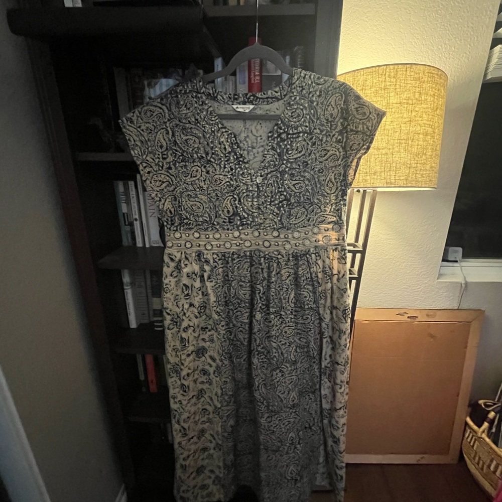 Elegant Blue and Cream Paisley Midi Dress